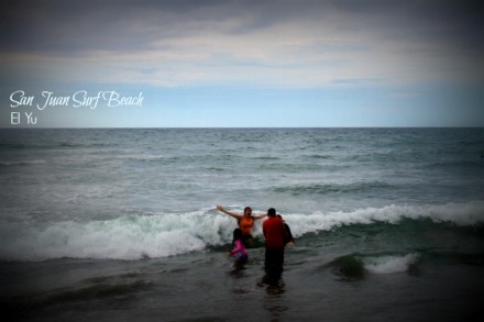 Gaby was so amazed at her Tita Roxanne having a grand time shrieking against the waves... 